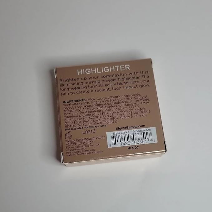Sigma Beauty Highlighter Makeup – Illuminating Highlighting Powder for Face, Sheer Glimmer Face Highlighter for Cheeks, Cupid’s Bow, & Brow Bone (Moonbeam, Rich Pearl Metallic)