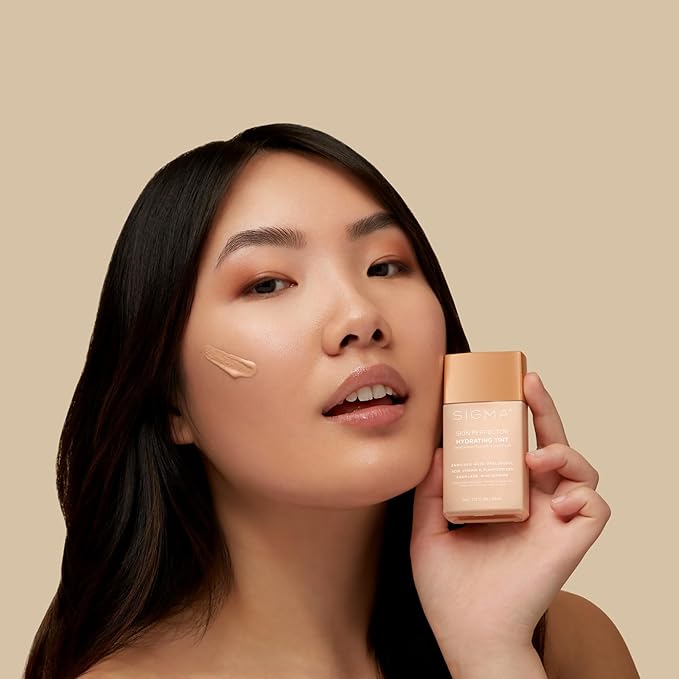 Sigma Beauty Skin Perfector – Hydrating Skin Tint Foundation for Lightweight, Buildable Coverage, With Hyaluronic Acid, Niacinamide Serum, and More (3 Medium Golden Tint, 1.12oz)
